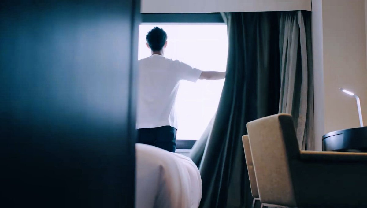 これはホテルメッツ秋葉原のイメージムービーで朝起きて外の光を入れる場面と、ホテルメッツ秋葉原で実際に外の光を入れると見えてくる景色 