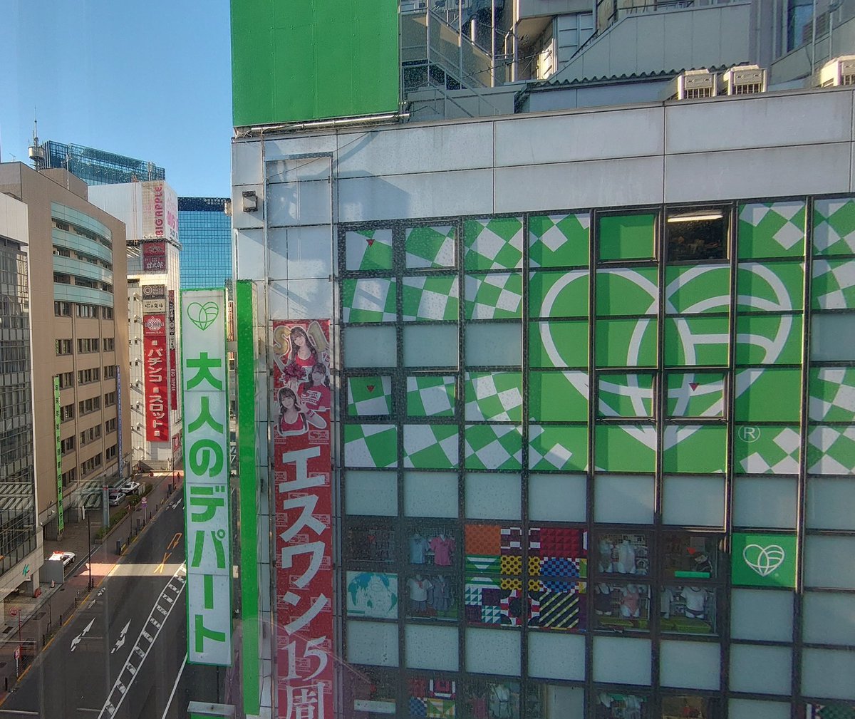 これはホテルメッツ秋葉原のイメージムービーで朝起きて外の光を入れる場面と、ホテルメッツ秋葉原で実際に外の光を入れると見えてくる景色 