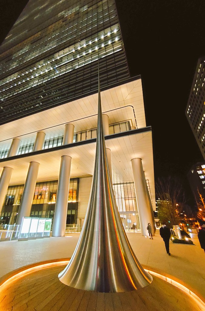 ビルから落ちた人を串刺しにするオブジェ 