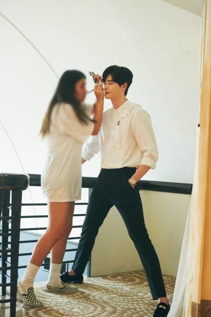 山田裕貴さんがやってるこの姿勢、背の高い俳優さんが多い韓国芸能界でよく見られる「マナー脚」だと思うんですけど私が知ってるマナー脚とちょっと違う 