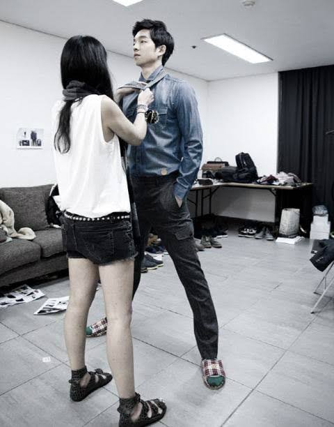 山田裕貴さんがやってるこの姿勢、背の高い俳優さんが多い韓国芸能界でよく見られる「マナー脚」だと思うんですけど私が知ってるマナー脚とちょっと違う 