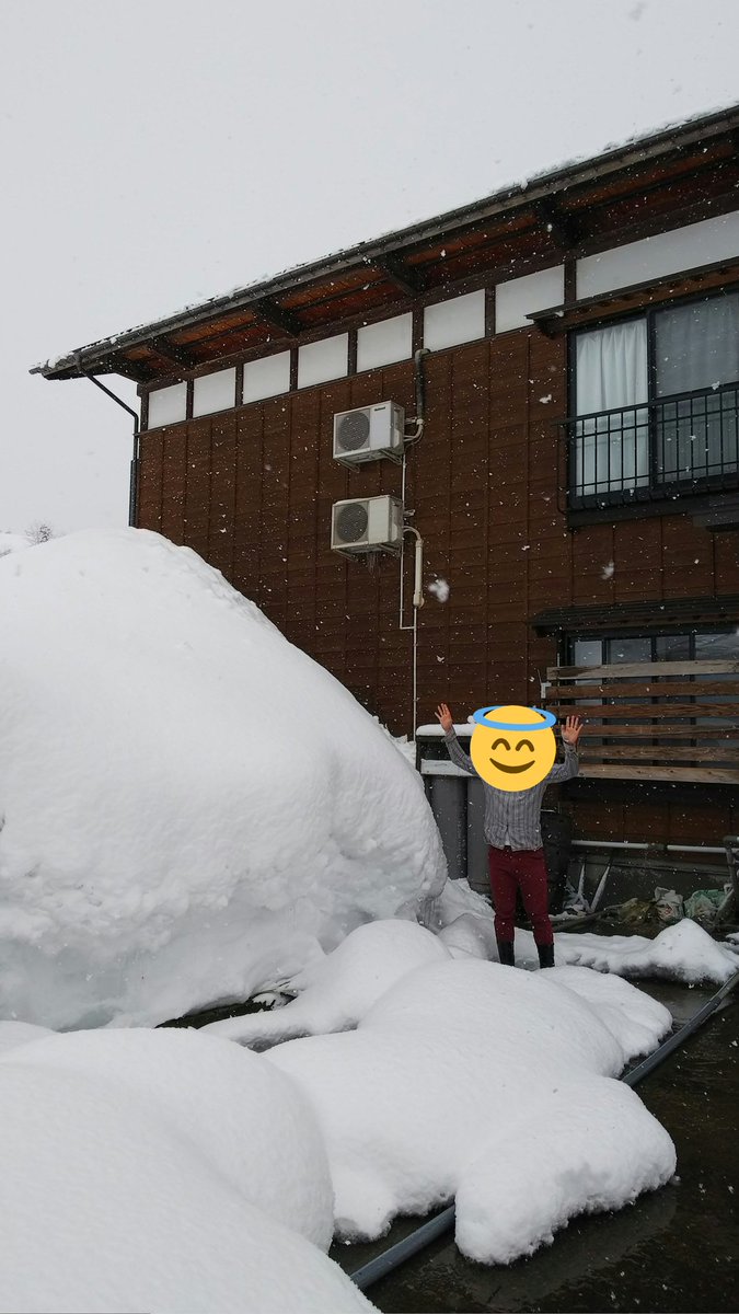 エアコンの業者さんが｢室外機の高さでその土地の積雪量がわかる｣って言ってたんだけどこの写真みて笑ってた 
