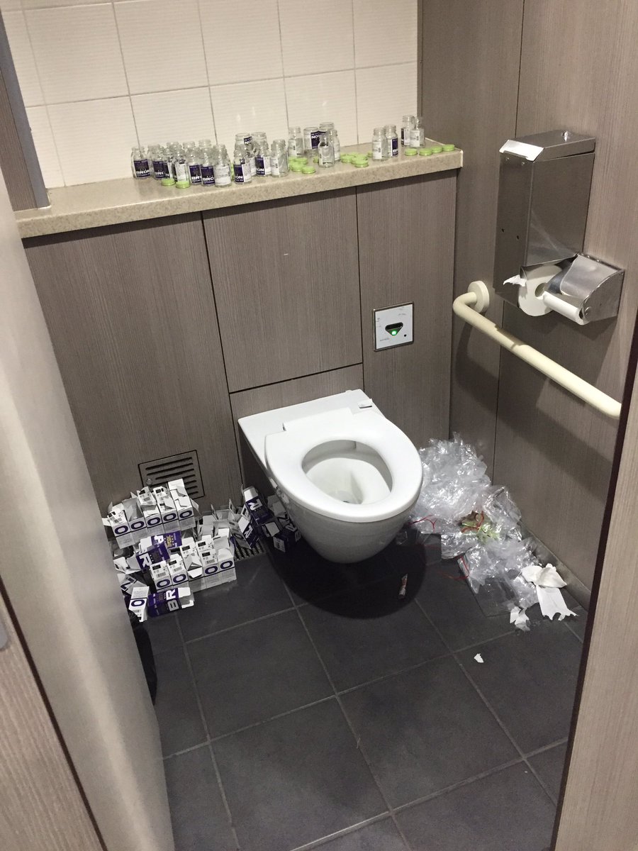 吉祥寺駅の男性用トイレ、やばいことなってるんやが 