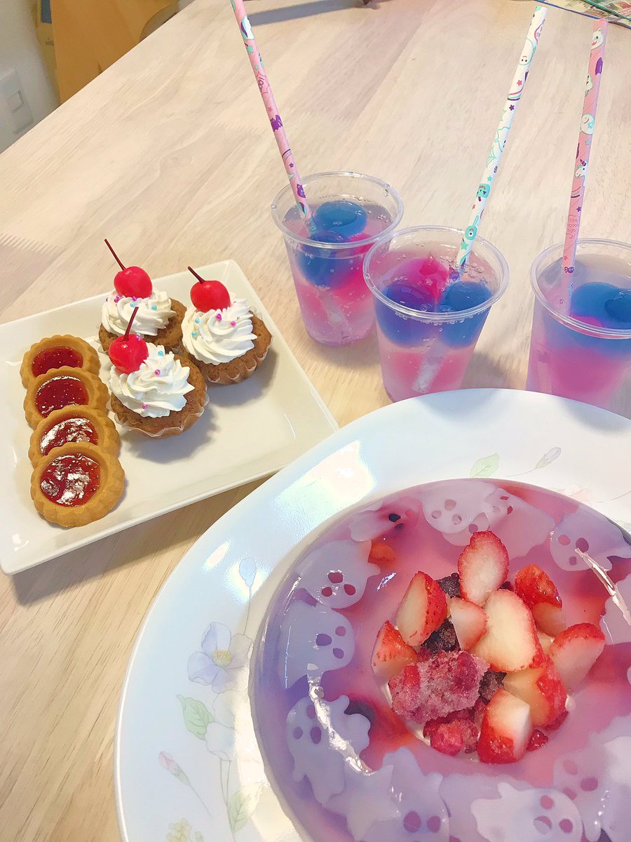 子供から『絵本に出てくるみたいなおやつ食べたい』と言われて…  ・夜空と一緒に閉じ込められた 　　　　　　　　お化けゼリー ・夢系ドリンク ジャムクッキーとさくらんぼケーキは私の願望
