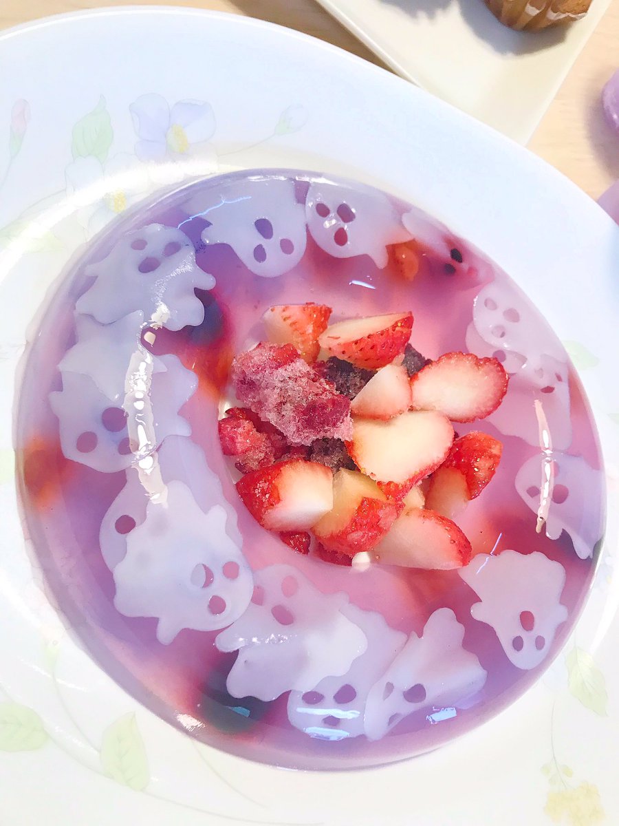 子供から『絵本に出てくるみたいなおやつ食べたい』と言われて…  ・夜空と一緒に閉じ込められた 　　　　　　　　お化けゼリー ・夢系ドリンク ジャムクッキーとさくらんぼケーキは私の願望