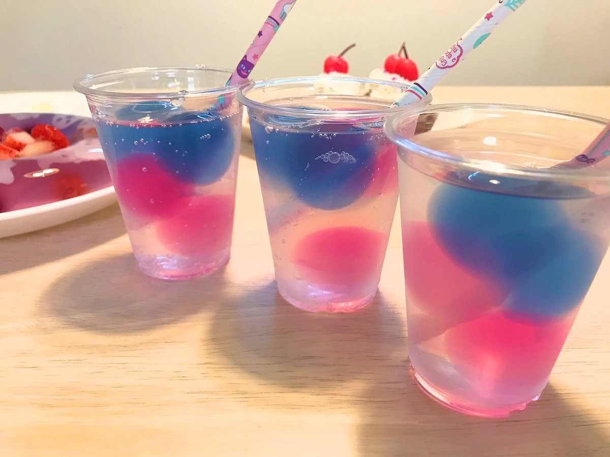 子供から『絵本に出てくるみたいなおやつ食べたい』と言われて…  ・夜空と一緒に閉じ込められた 　　　　　　　　お化けゼリー ・夢系ドリンク ジャムクッキーとさくらんぼケーキは私の願望