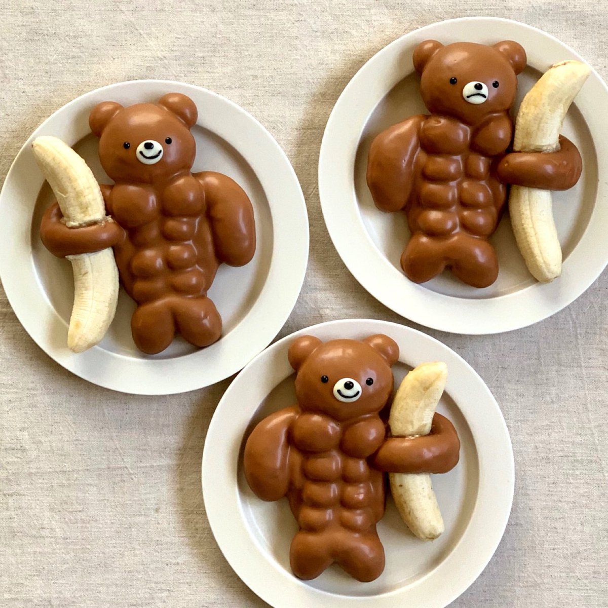 もうすぐバレンタインなので、 筋肉くまパンをチョコレートでコーティングしてみたら、かわい過ぎたー😍 