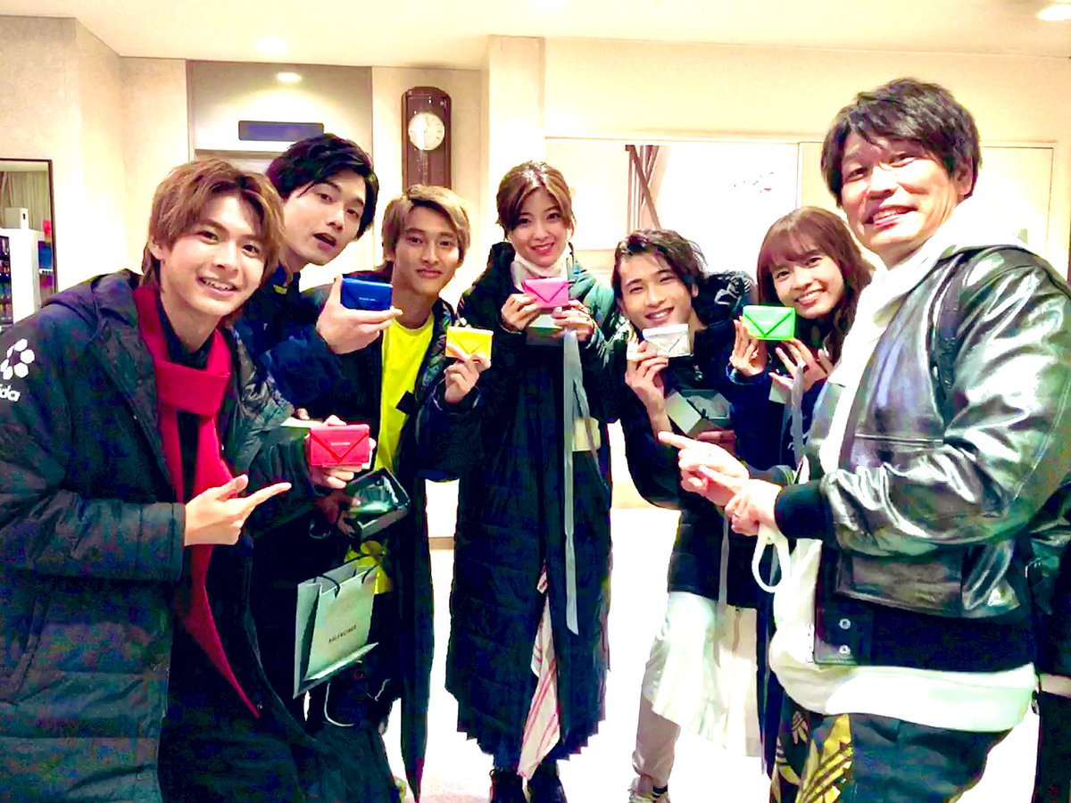   私の撮影日の最終日にみーんなに  色違いで財布あげた