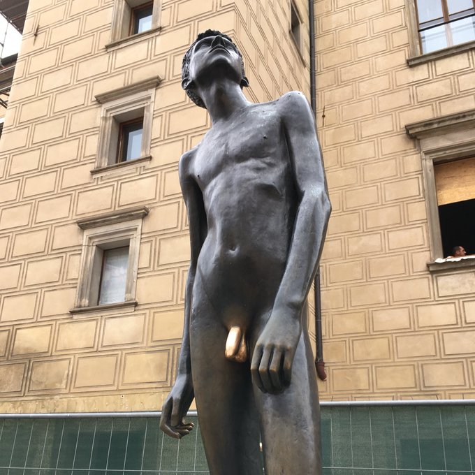 おっぱいパネルに対してちんちんパネルを置いた場合、ちんちんを積極的に触りにいく人はいない……という意見も見たのだが、チェコのぷらはちほーの全裸青年の銅像はみんなちんちんばっか触るせいでちんちんだけキラッキラなのだ