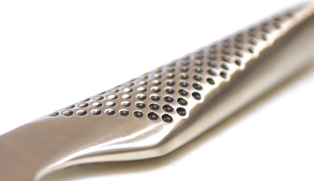 コロナの影響で自炊する人が増えてステンレスタイプのグローバルの包丁が売れてるんだって…… 実はこの持ち手の原型を造ったのは亡き父なんです