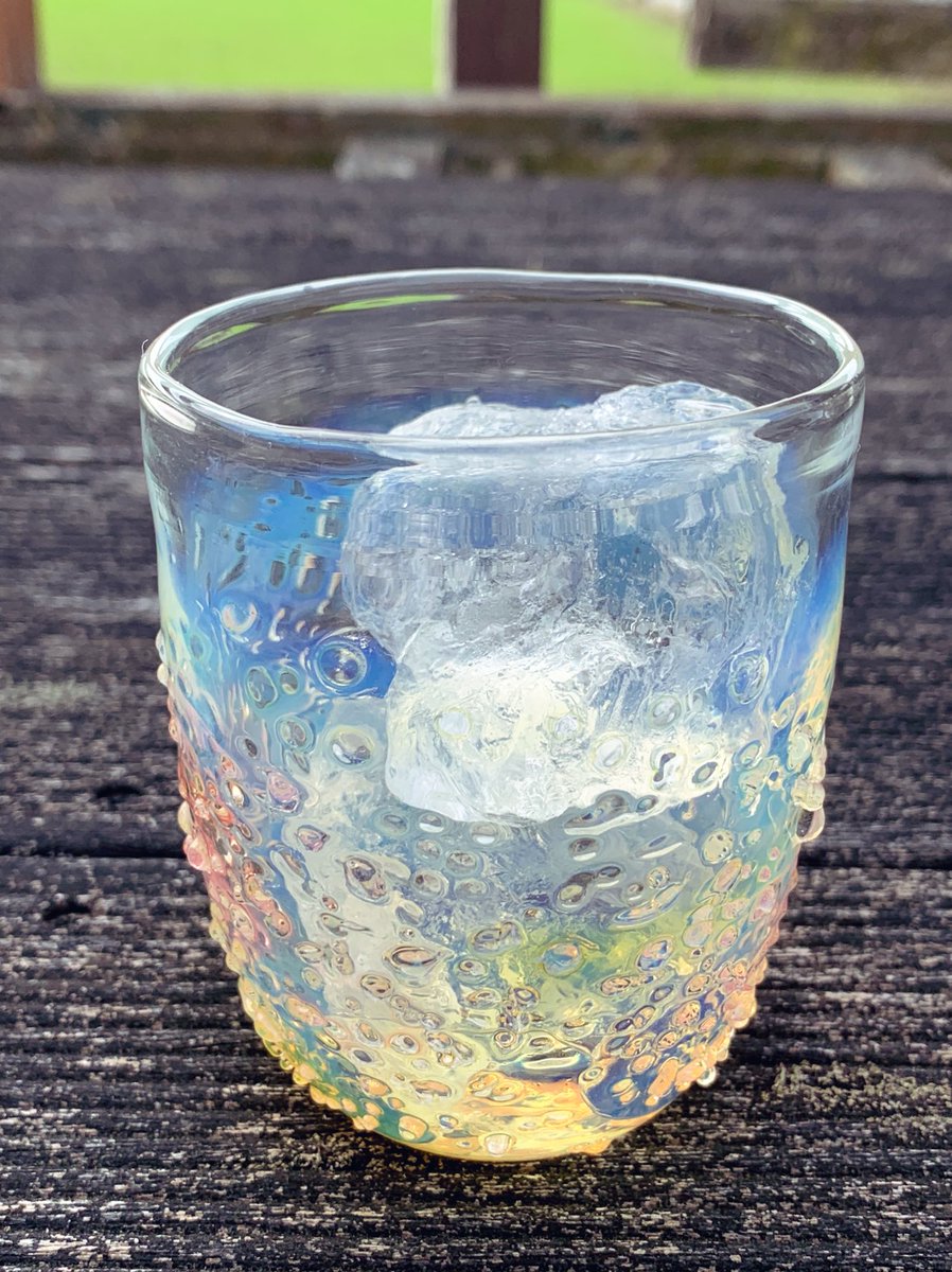 コーラを注ぎました🥃 飲み物の色でグラスの感じが変わります☝️ 