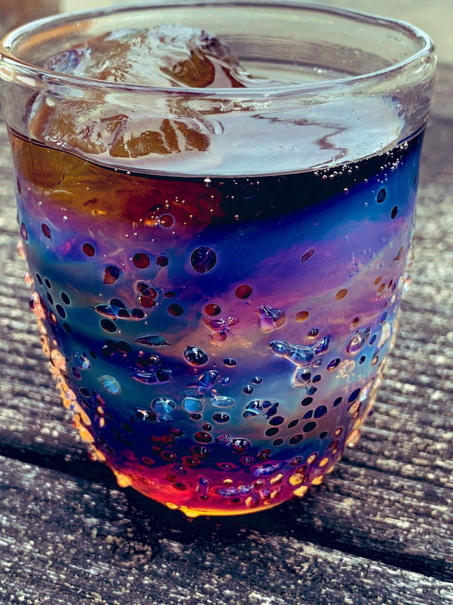コーラを注ぎました🥃 飲み物の色でグラスの感じが変わります☝️ 