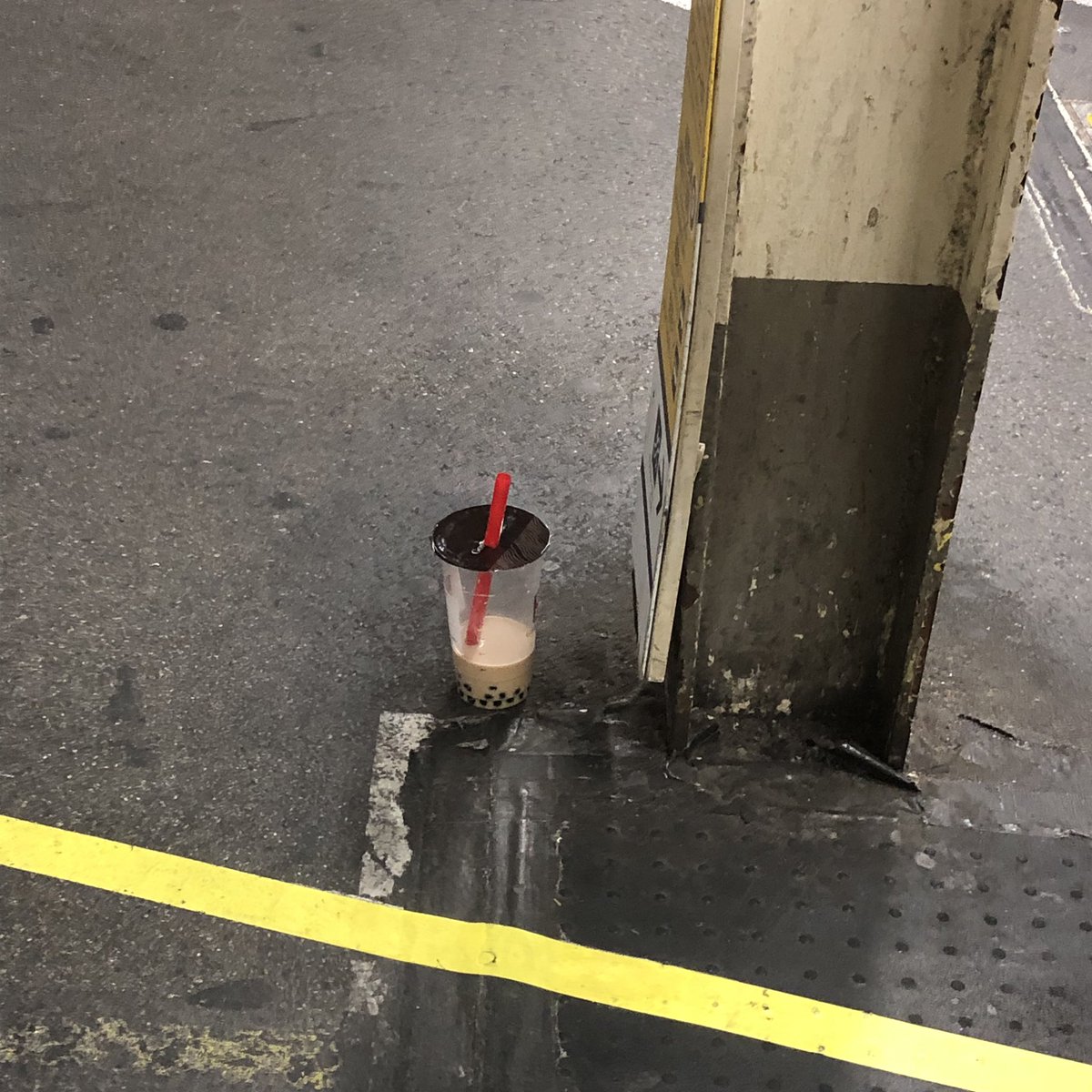 飲み切れもしないサイズを頼んで、ゴミ箱ではなく新宿駅ホームに捨てていく女は週8で浮気するし、男女共有トイレと女子トイレがある時必ず男女共有トイレに入って後ろに並んでいる男性を困らす