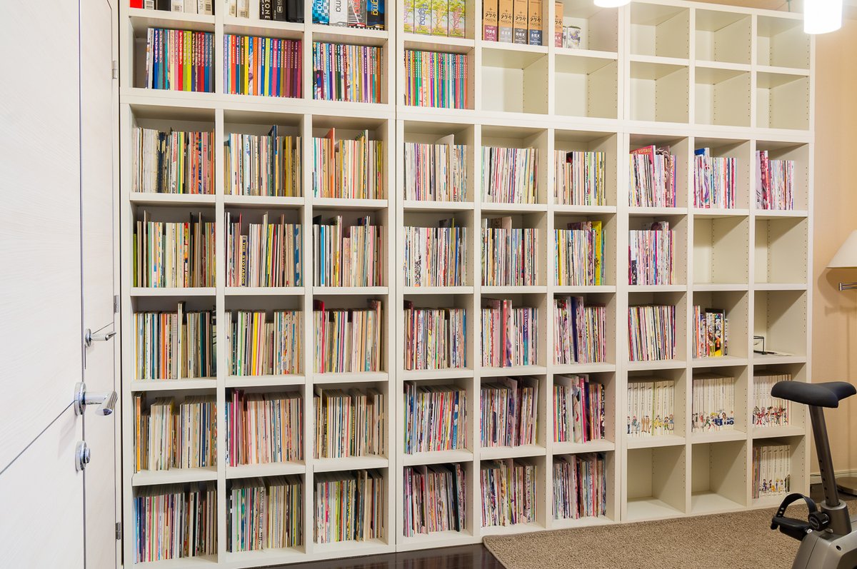 壁面本棚が家にあると、ちょっと同人誌を買いすぎても「まあ家に帰れば本棚あるしな」ってなるしイベントでむかつく人に会っても「そんな口きいていいのか