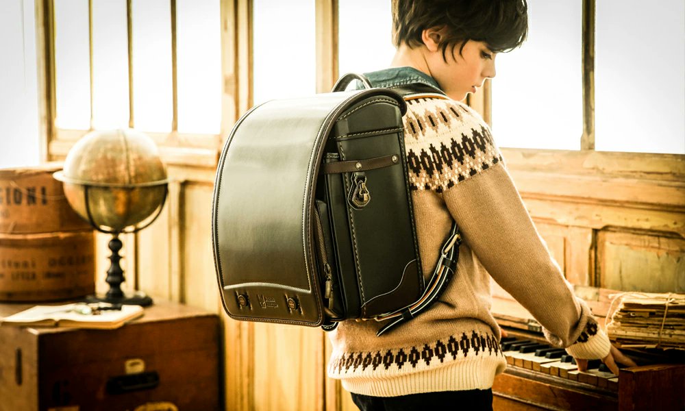 ただのランドセルの広告なのにめちゃ物憂げな美少年