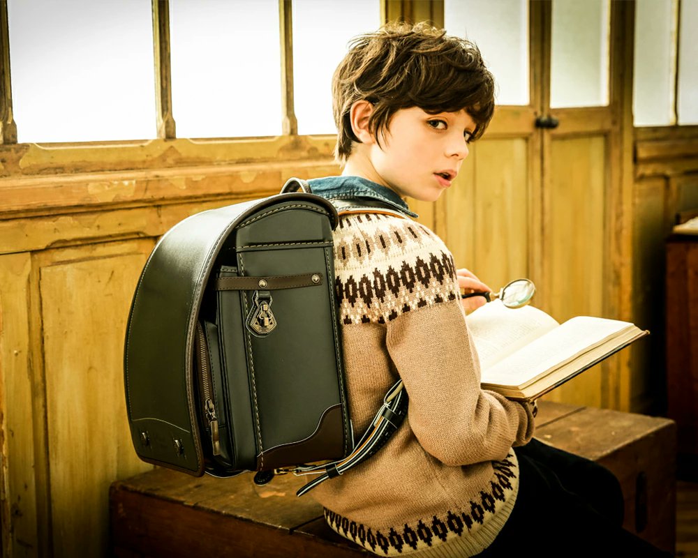 ただのランドセルの広告なのにめちゃ物憂げな美少年 