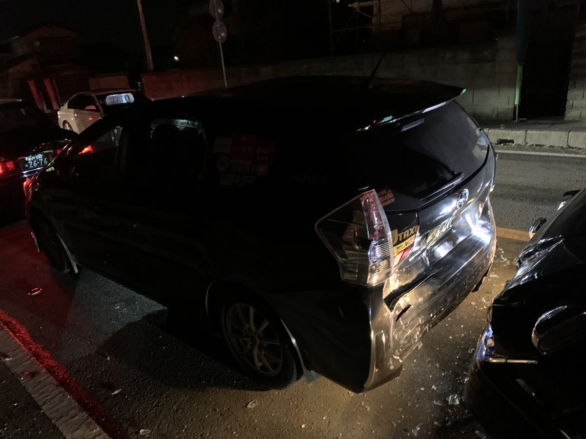 やられました、、、 停車中に4台玉突きした挙句 追突したトレーラーヘッドは逃げました トレーラーのラジエターはぶっ飛んでグリルは破損してるはずなので大洗近辺で白かシルバーの破損したトレーラーヘッド見たら水戸警察にご報告ください トレーラーはフェリーターミナル方面に逃げました