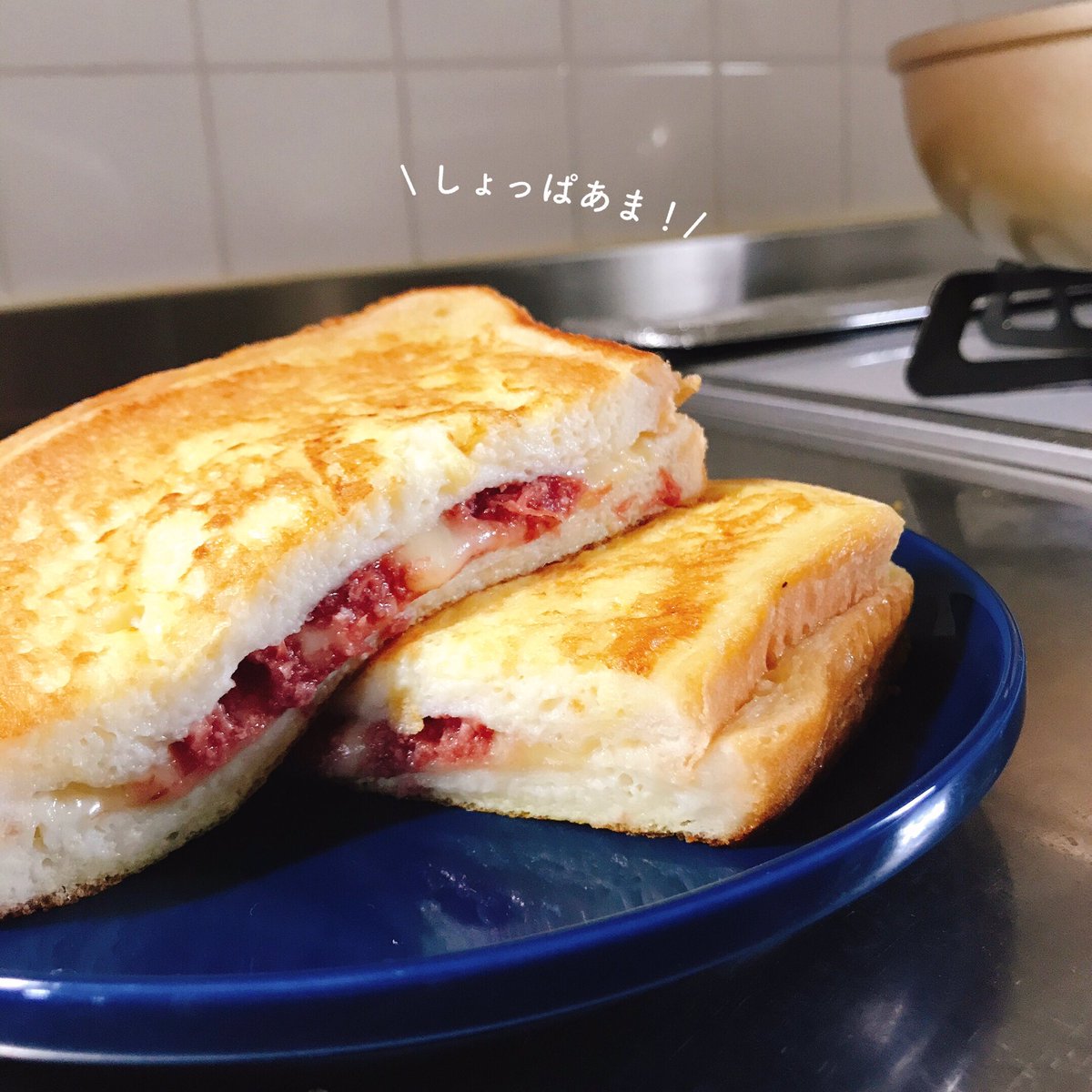 そしてこのほの甘フレンチトーストをチーズとコンビーフをサンドしちゃう悪魔的食べ物にして食べました