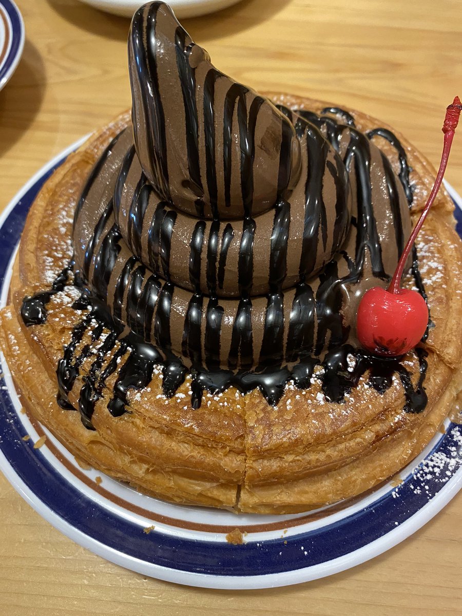 コメダ珈琲でGODIVAコラボのソフトクリームを頼んだんだけど、何だよこれ・・・・・・・・・  理想←　→現実 