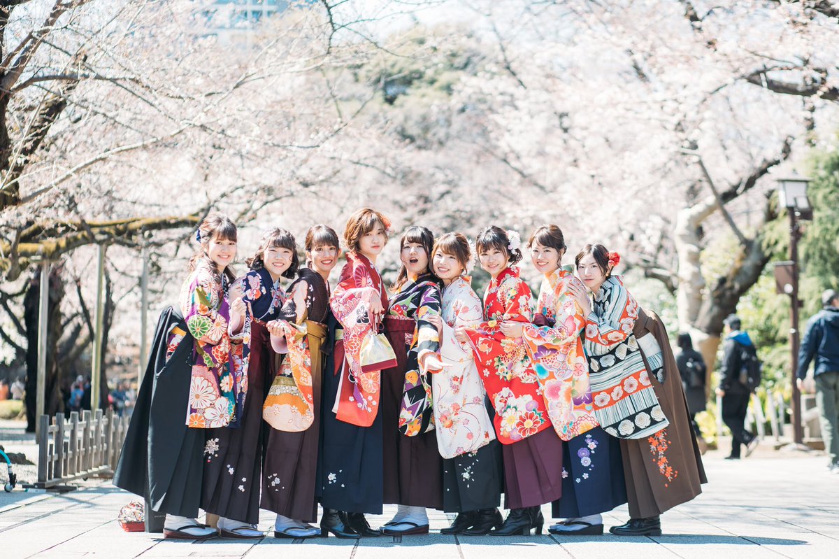 コロナで卒業式中止になったけど袴は借りてるしどうしようって人はLovegraphで写真撮ってもらうのオススメ  去年皆で撮ってもらって ジャケ写ですか⁈ってクオリティの写真が1人3000円で頼めた  式はなくても学校を通い終えたことはとても立派なことなので、 悲しむ人が少しでも減りますように 