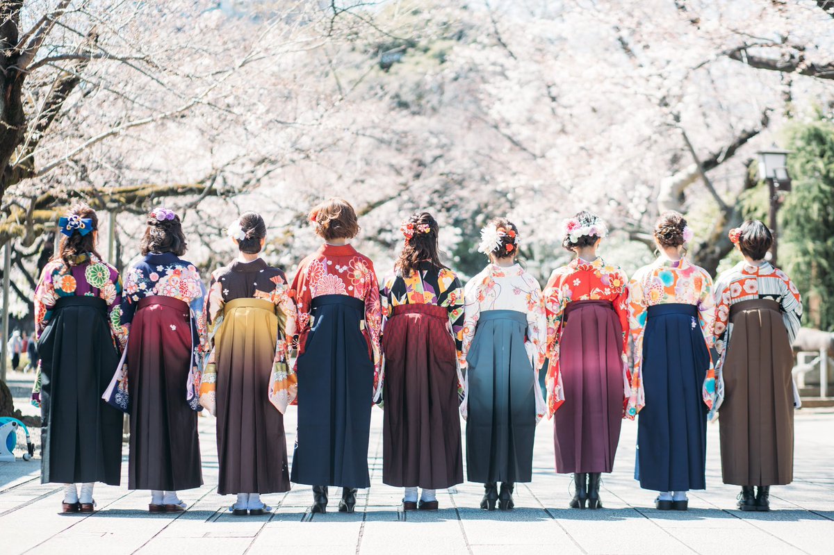 コロナで卒業式中止になったけど袴は借りてるしどうしようって人はLovegraphで写真撮ってもらうのオススメ  去年皆で撮ってもらって ジャケ写ですか⁈ってクオリティの写真が1人3000円で頼めた  式はなくても学校を通い終えたことはとても立派なことなので、 悲しむ人が少しでも減りますように 