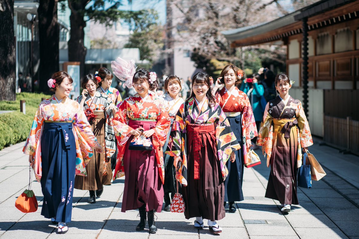 コロナで卒業式中止になったけど袴は借りてるしどうしようって人はLovegraphで写真撮ってもらうのオススメ  去年皆で撮ってもらって ジャケ写ですか⁈ってクオリティの写真が1人3000円で頼めた  式はなくても学校を通い終えたことはとても立派なことなので、 悲しむ人が少しでも減りますように 