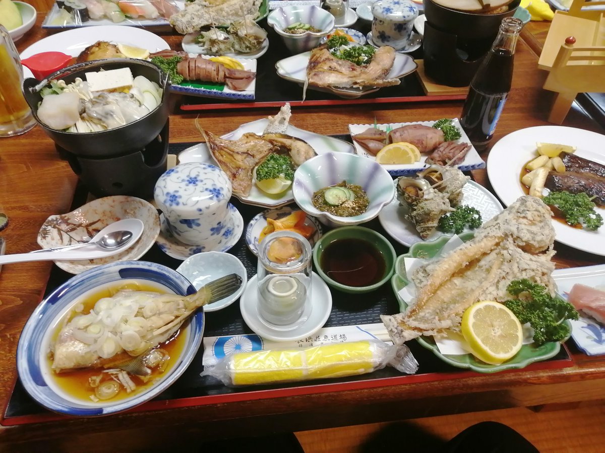 佐渡ヶ島来たら必ず泊まりたかった長浜荘さん、噂に違わぬ食べきれないくらいの魚料理の数々…!!  こんだけ大量に出てきて1泊2食で7,800円というバグった価格(Goto割引無し) なので佐渡に遊びに来た時は是非行って欲しい