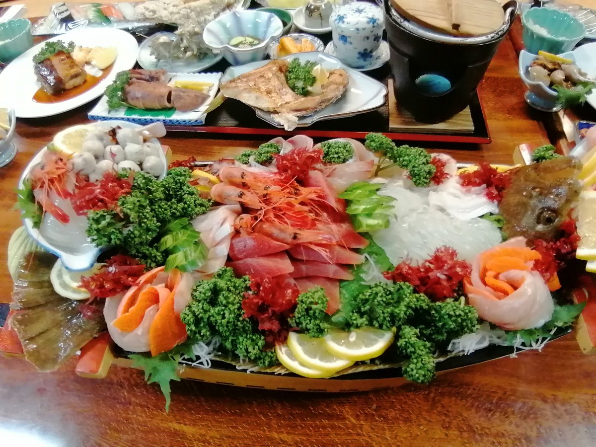 佐渡ヶ島来たら必ず泊まりたかった長浜荘さん、噂に違わぬ食べきれないくらいの魚料理の数々…!!  こんだけ大量に出てきて1泊2食で7,800円というバグった価格(Goto割引無し) なので佐渡に遊びに来た時は是非行って欲しい