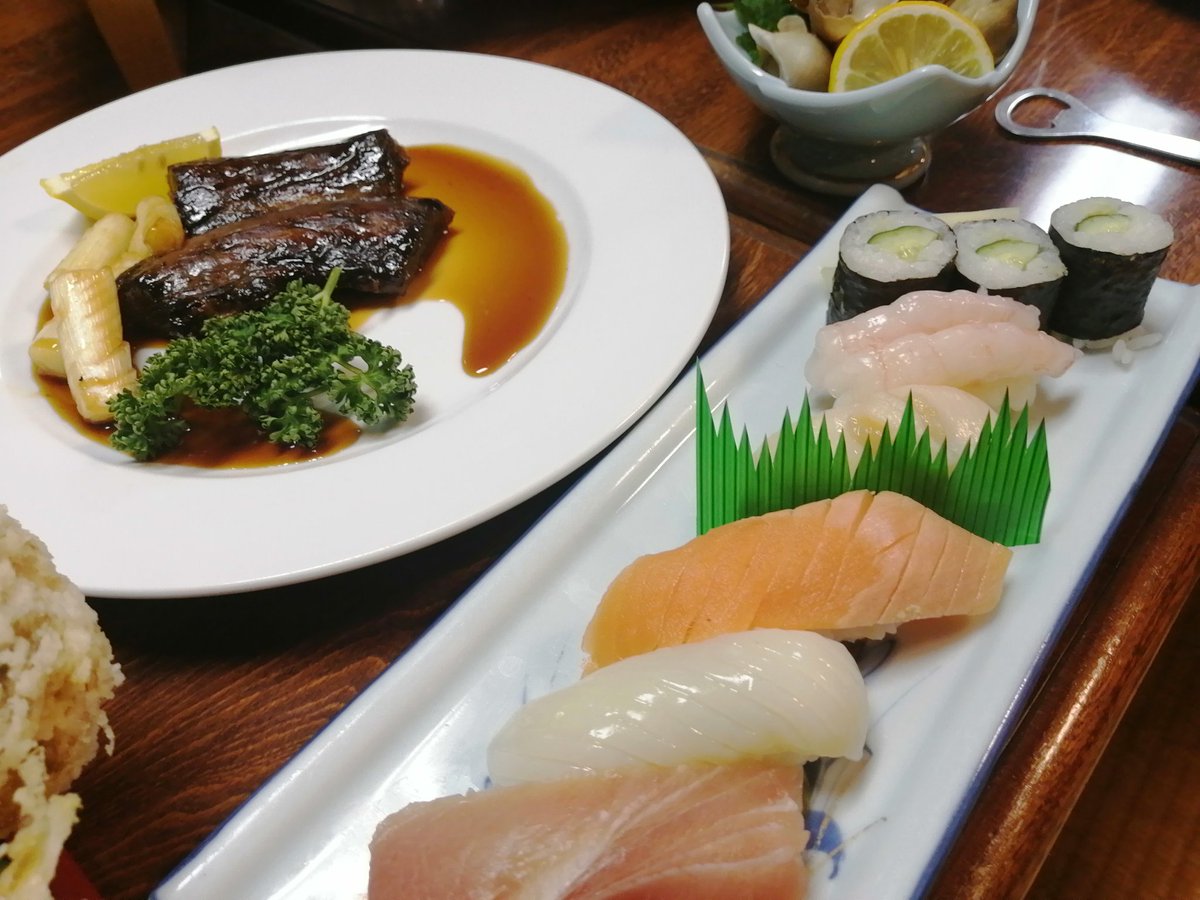 佐渡ヶ島来たら必ず泊まりたかった長浜荘さん、噂に違わぬ食べきれないくらいの魚料理の数々…!!  こんだけ大量に出てきて1泊2食で7,800円というバグった価格(Goto割引無し) なので佐渡に遊びに来た時は是非行って欲しい