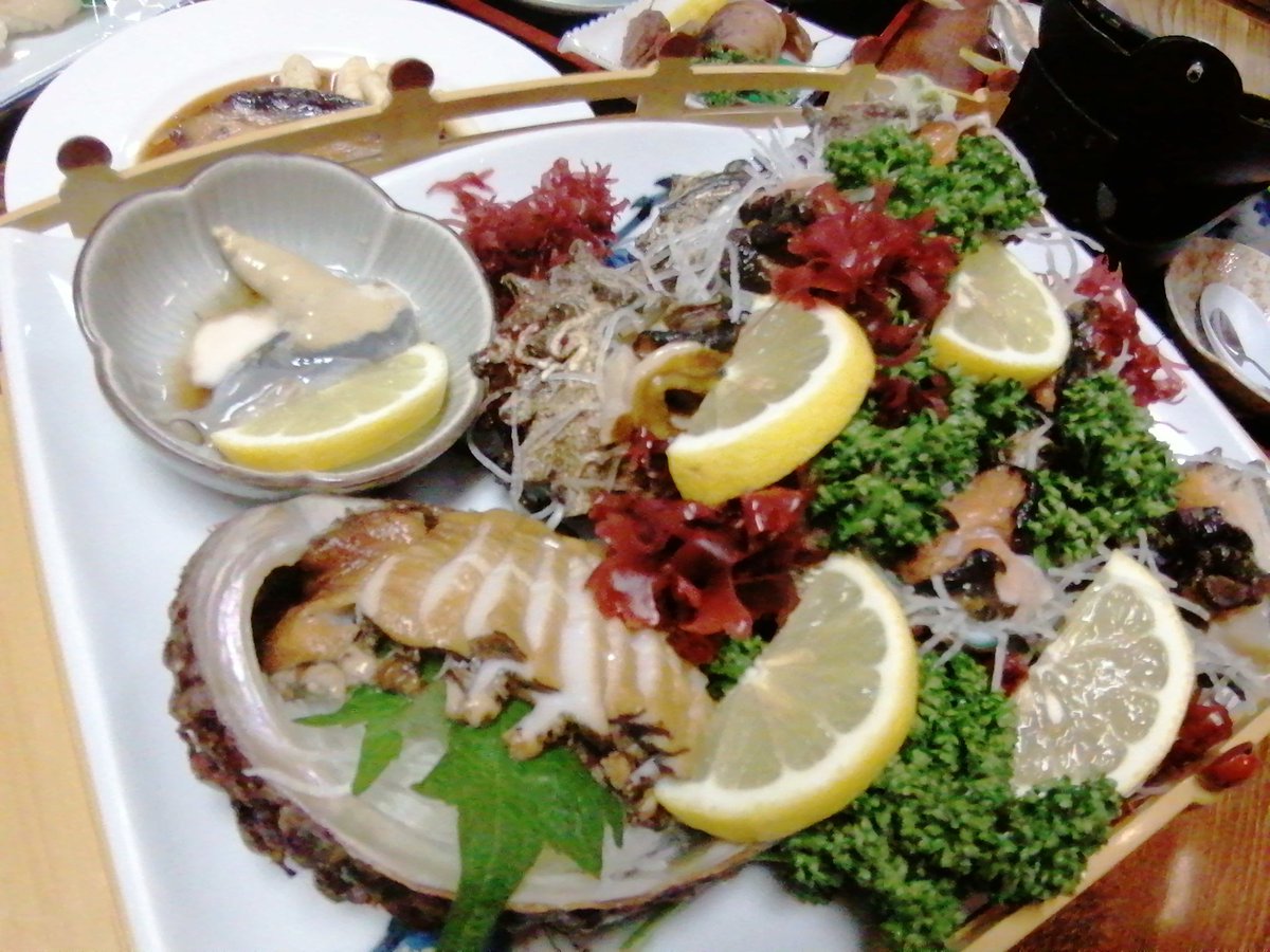 佐渡ヶ島来たら必ず泊まりたかった長浜荘さん、噂に違わぬ食べきれないくらいの魚料理の数々…!!  こんだけ大量に出てきて1泊2食で7,800円というバグった価格(Goto割引無し) なので佐渡に遊びに来た時は是非行って欲しい