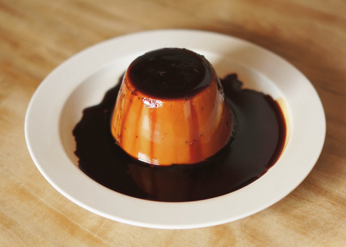 焼く段階でカラメルを入れるのがプリンの一般的なつくり方だけど、焼き上がってからしっかり冷やしたプリンに熱々ドロドロのカラメルを後がけすると、急激に冷えたカラメルの薄い膜で全体がコーティングされて、むしろこっちが正解なのではと思える表面がパリッとしたビターな大人のプリンができる