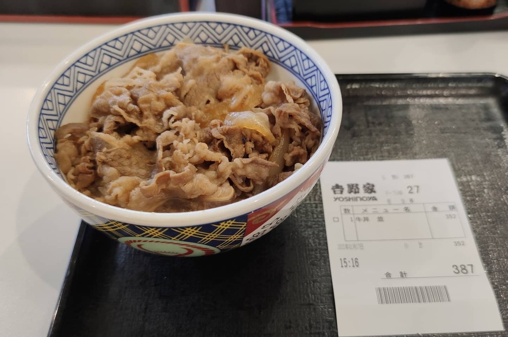 震災を忘れないという意味で1月17日に個人的に続けてるのが吉野家の牛丼　 真っ暗になった街で避難所の配る弁当を貰って暮らす中、初めて炊き出しに来てくれたのが吉野家だった　 冷めた弁当を食べ続けた日々は生きてる実感が湧かなかった  