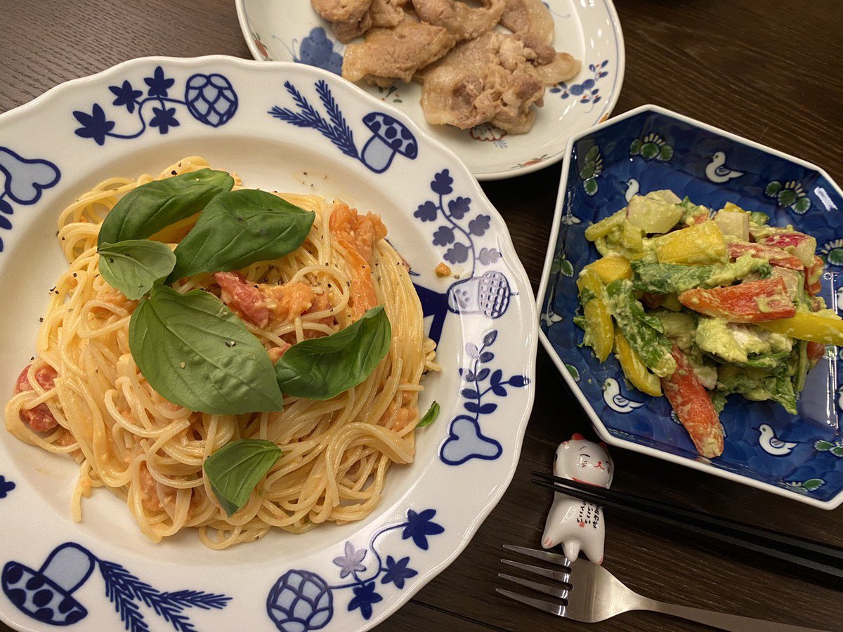 撮影から戻ったらタマが恐ろしくふくよかに見えて…… デザートのティラミスを作っているとトモが来る
