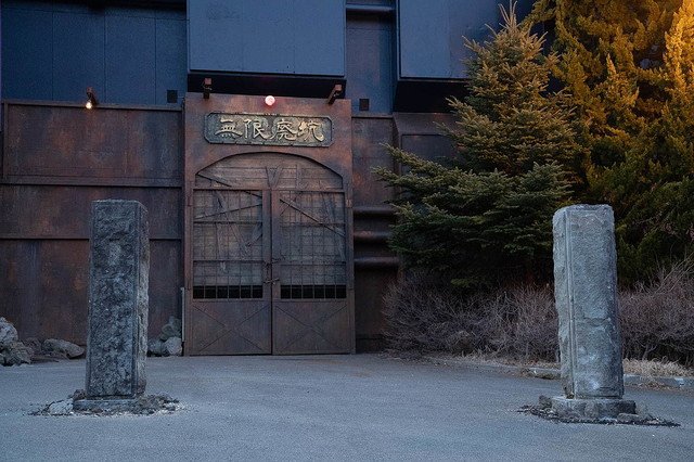 【23日から】富士急、“暗闇の廃坑”をトロッコで進む新アトラクション「無限廃坑」   ヘッドホンを着け、両腕を拘束された状態で廃坑を進んでいく、ダークライドアトラクションとなっている