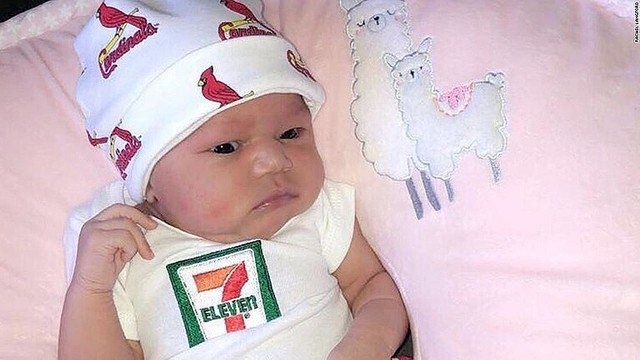 セブン-イレブンはベビー用品と711ドルの贈呈を約束した