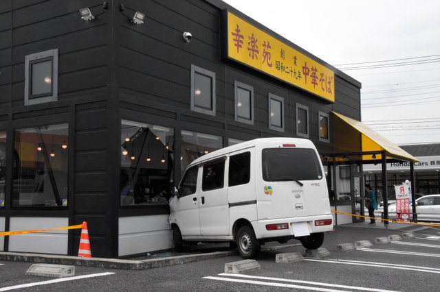 【壁に激突】群馬の幸楽苑に車突っ込む 運転の77歳含む4人が軽傷 運転の男性は食事のために同店を訪れ、駐車しようとしていたという