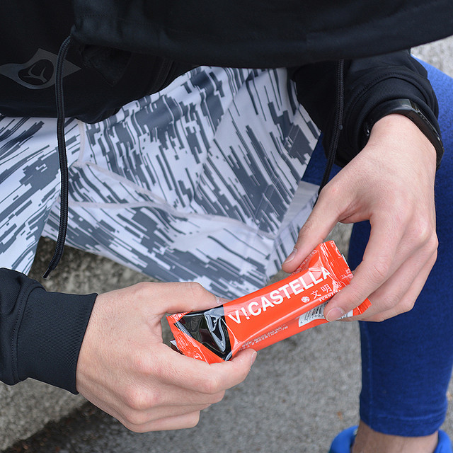 シンプルな原材料のみで作られ、ギュッと詰まった食べ応えある食感が特徴