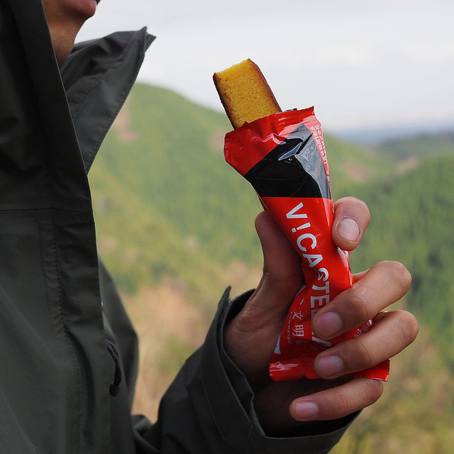 シンプルな原材料のみで作られ、ギュッと詰まった食べ応えある食感が特徴