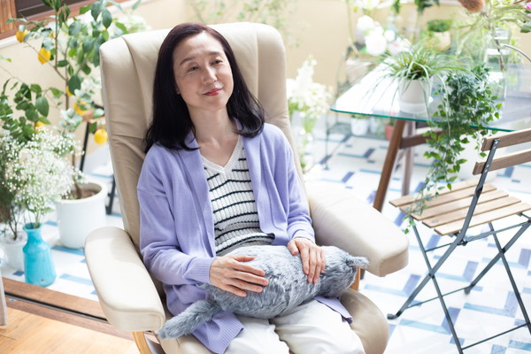 【にゃ～】“ほぼ猫”のようなネコ型クッション登場