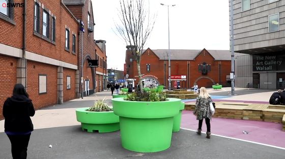 【そっくり…】マリオの土管のような植木鉢が設置され住民から不満続出 英国   「現実が見えていない」「マリオが飛び出てくることでも期待しているのではないか」などの声があがり、税金の使い道は他にあったはずとの指摘が続出しているという