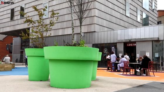 【そっくり…】マリオの土管のような植木鉢が設置され住民から不満続出 英国   「現実が見えていない」「マリオが飛び出てくることでも期待しているのではないか」などの声があがり、税金の使い道は他にあったはずとの指摘が続出しているという