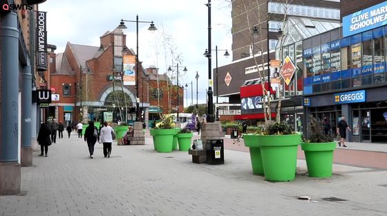 【そっくり…】マリオの土管のような植木鉢が設置され住民から不満続出 英国 「現実が見えていない」「マリオが飛び出てくることでも期待しているのではないか」などの声があがり、税金の使い道は他にあったはずとの指摘が続出しているという