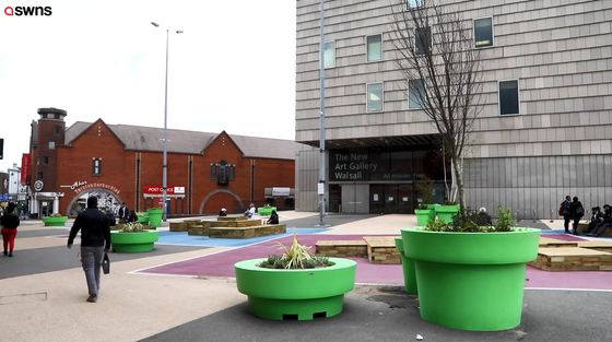 【そっくり…】マリオの土管のような植木鉢が設置され住民から不満続出 英国   「現実が見えていない」「マリオが飛び出てくることでも期待しているのではないか」などの声があがり、税金の使い道は他にあったはずとの指摘が続出しているという