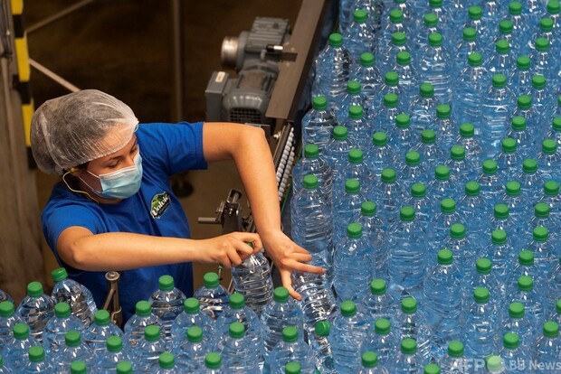 専門家は、水源の枯渇は天候のせいではなく、工場が水をくみ過ぎていることが原因と指摘