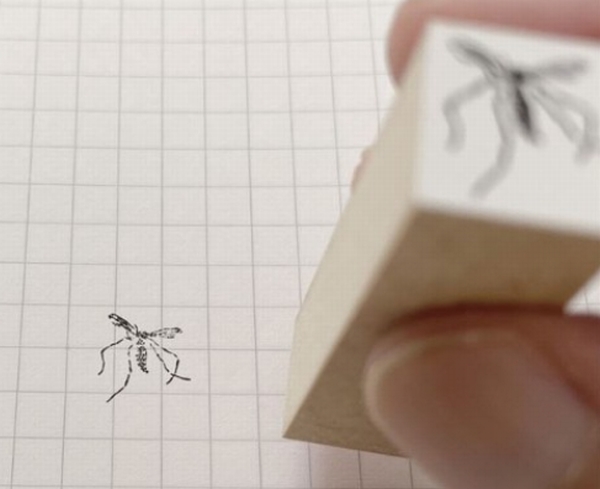 【戦いの果て】叩き潰された蚊を再現「モスキートスタンプ」登場   クリエイター自ら「どこに需要があるのかは全くわかりません」としているが、たくさんの蚊を倒した気持ちになれる夏向けのユニークアイテム