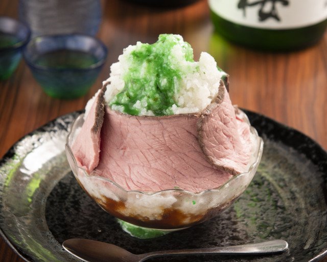 かき氷とポン酢ジュレ、ローストビーフを一緒に頬張るのがオススメだという