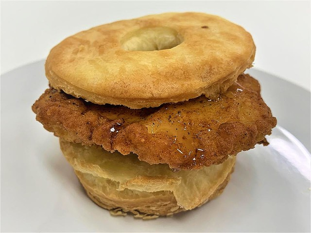 【禁断の組み合わせ】広報もオススメ、KFC「チキンビスケットハニーサンド」 ビスケットに骨なしケンタッキーを挟み、ハニーメープルをかける