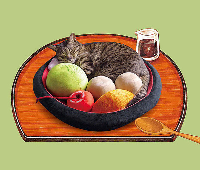 「あんみつにゃんこクッション」登場 猫がくつろぐと、トッピングように見えるクッション