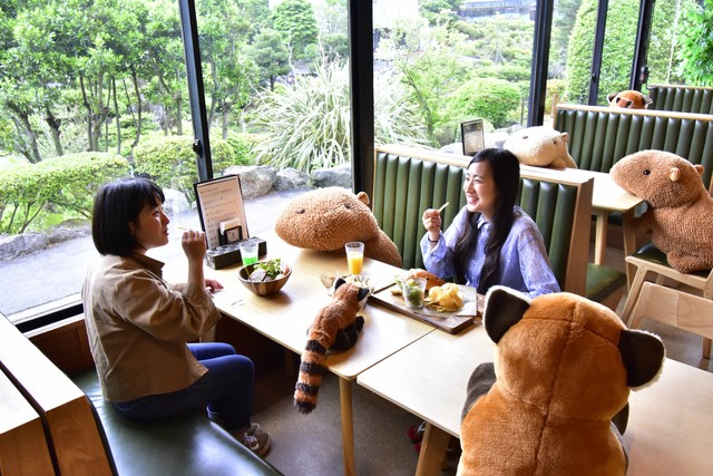 ぬいぐるみを座らせ、客同士が距離を保てるように工夫している