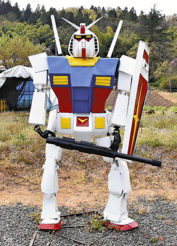 【被害届を提出】がに股の「へたれガンダム」、ビームライフル盗まれる 福島・平石地区 アマチュア鉄作家が2010年に制作したガンダム像
